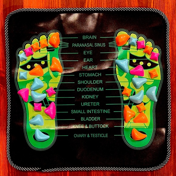 Reflexology foot massage mat with map of acupressure points. - Picture 1 of 2